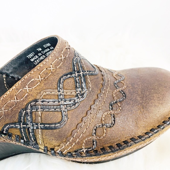 Clark’s $125 Artisan Collection Leather Clogs - Picture 6 of 8